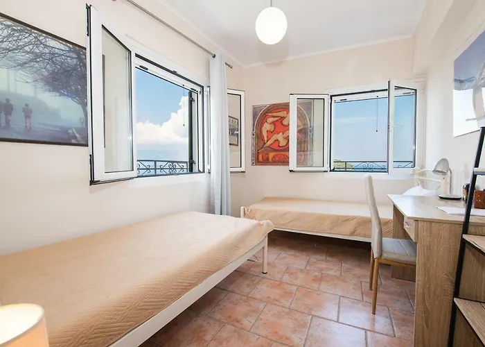 Walls Sea View Apartment