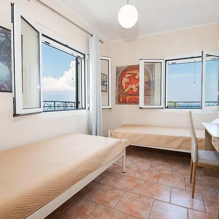 Walls Sea View Apartment